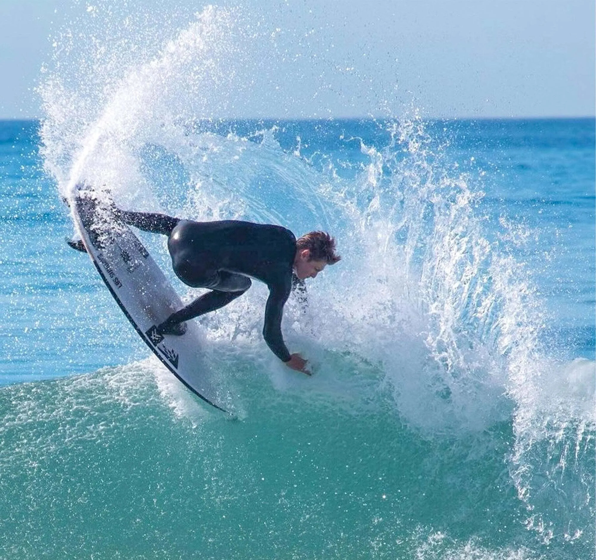 Surfista rasgando uma onda com prancha Firewire